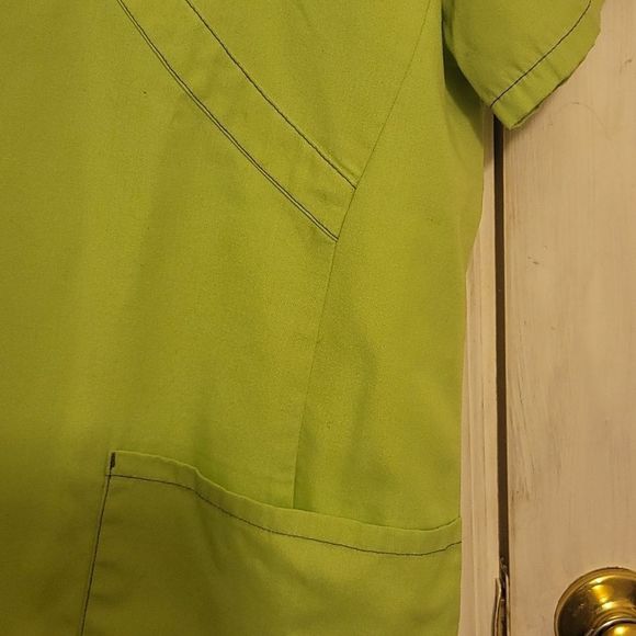 SB Scrubs, Lg, Lime Green, 2 pocket scrub top. EXCELLENT CONDITION, - Picture 7 of 7